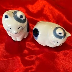 Vintage blue and white Cat Salt and speller Shakers